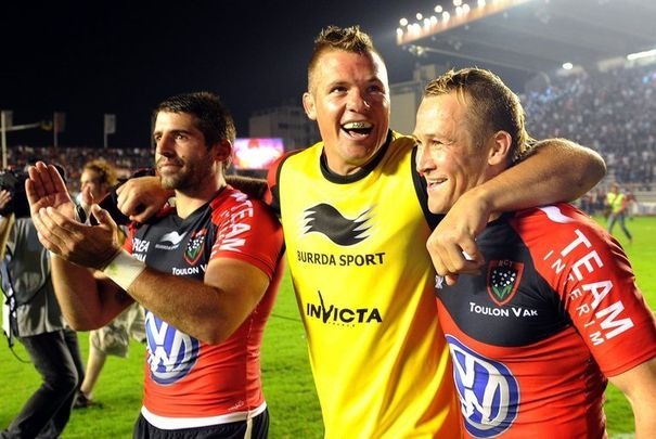 334064_joe-van-niekerk-entoure-de-ses-coequipiers-de-toulon-sebastien-tillous-borde-g-et-matt-giteau-le-26-mai-2012-au-stade-mayol-apres-la-victoire-contre-le-racing