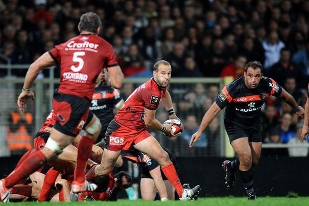 462211_le-demi-de-melee-de-toulon-frederic-michalak-c-effectue-une-passe-lors-d-un-match-de-top-14-a-toulouse-le-29-septembre-2012