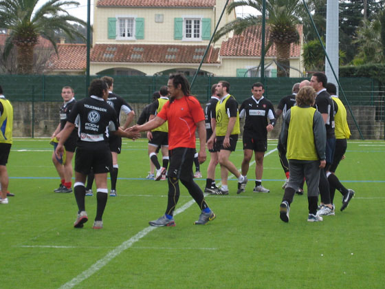 entr3 A la suite de l'entraînement, l'ensemble de l'effectif s'est rendu dans le club-house du RCC La Garde - Le Pradet pour une longue séance de dédicaces qui aura ravi les jeunes pradétans venus en nombre pour partager un moment avec leurs idoles.