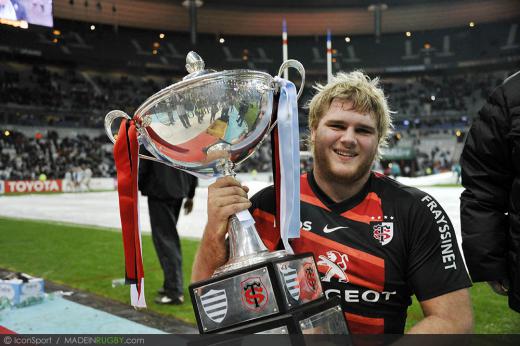 joie-gillian-galan-et-le-trophee-pierre-de-coubertin-28-01-2012-racing-metro-92---toulouse-16eme-journee-de-top14---20120130111112-4661