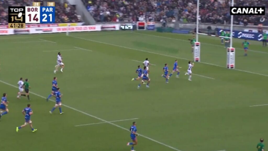 Matthieu Jalibert inscrivant un essai en solo contre Paris