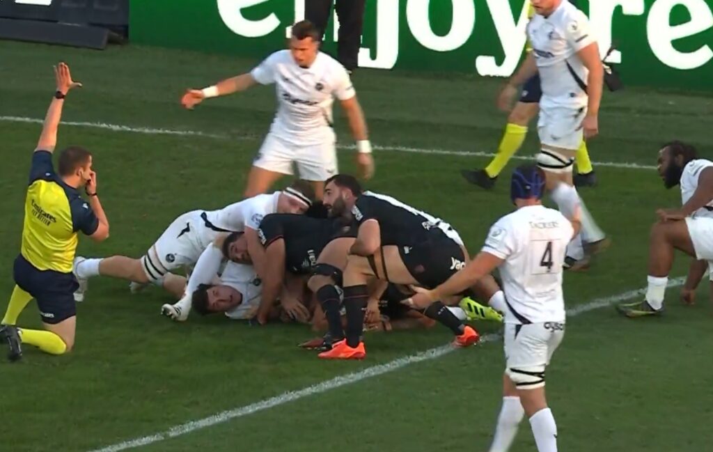 Brian Alainu’uese marque un essai contre Bath